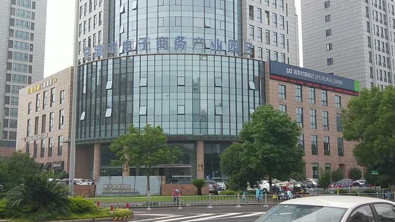 在选择办公室租赁时,企业主往往会面临一系列决策难题。本文将通过对比分析不同选项的优劣势,帮助您做出明智的选择。